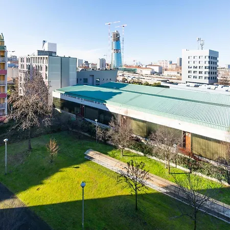I-host Spacious 2br With 2 Baths & Balcony Appartement Milaan